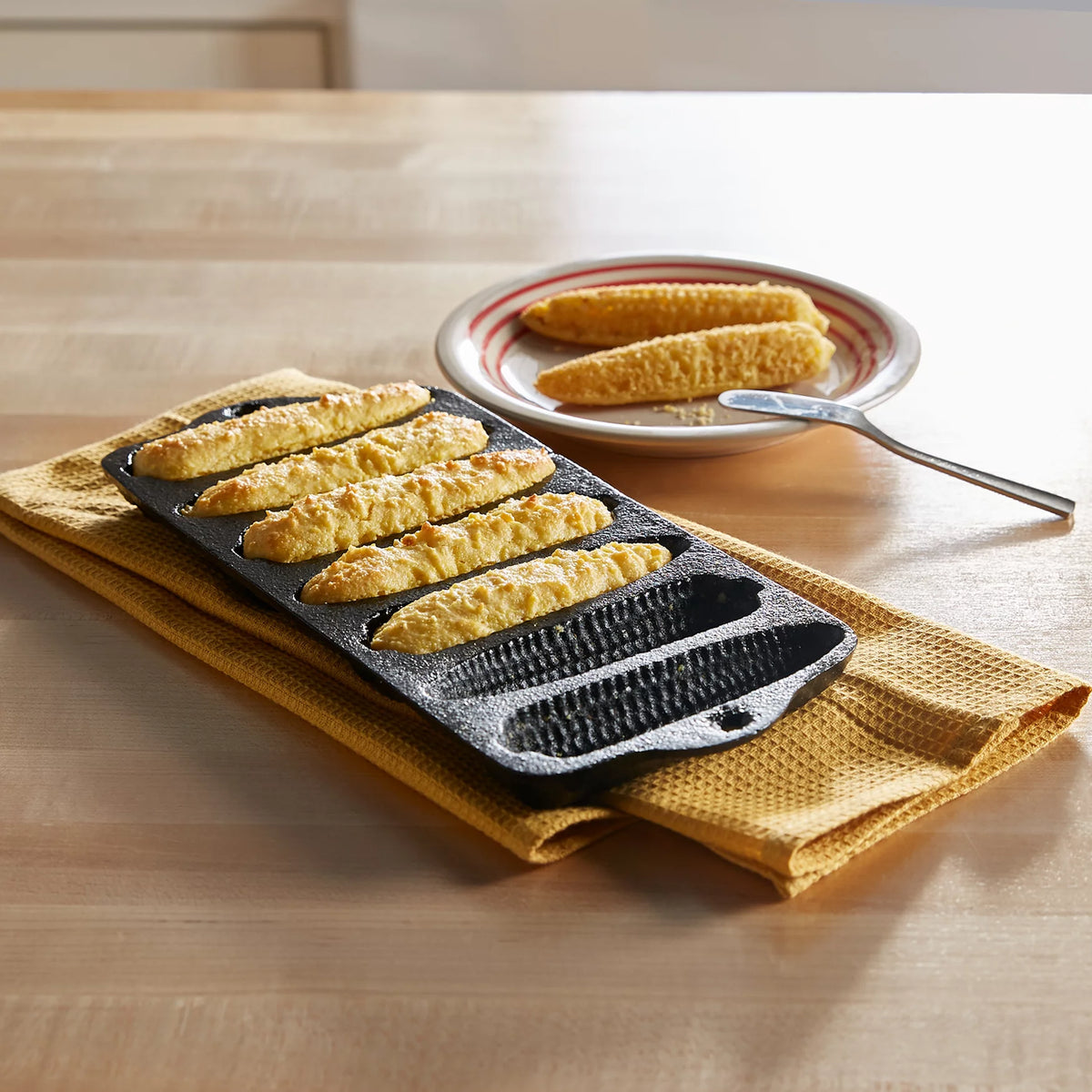 Black Pre-Seasoned Cast Iron Cornbread Baking Tray U53358