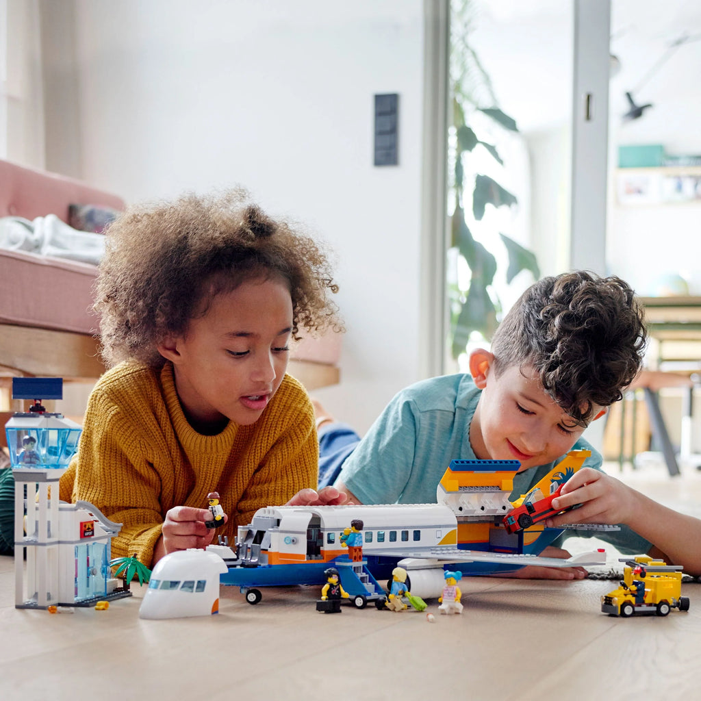 Passenger Airplane Building Toy 669 Pieces J374515